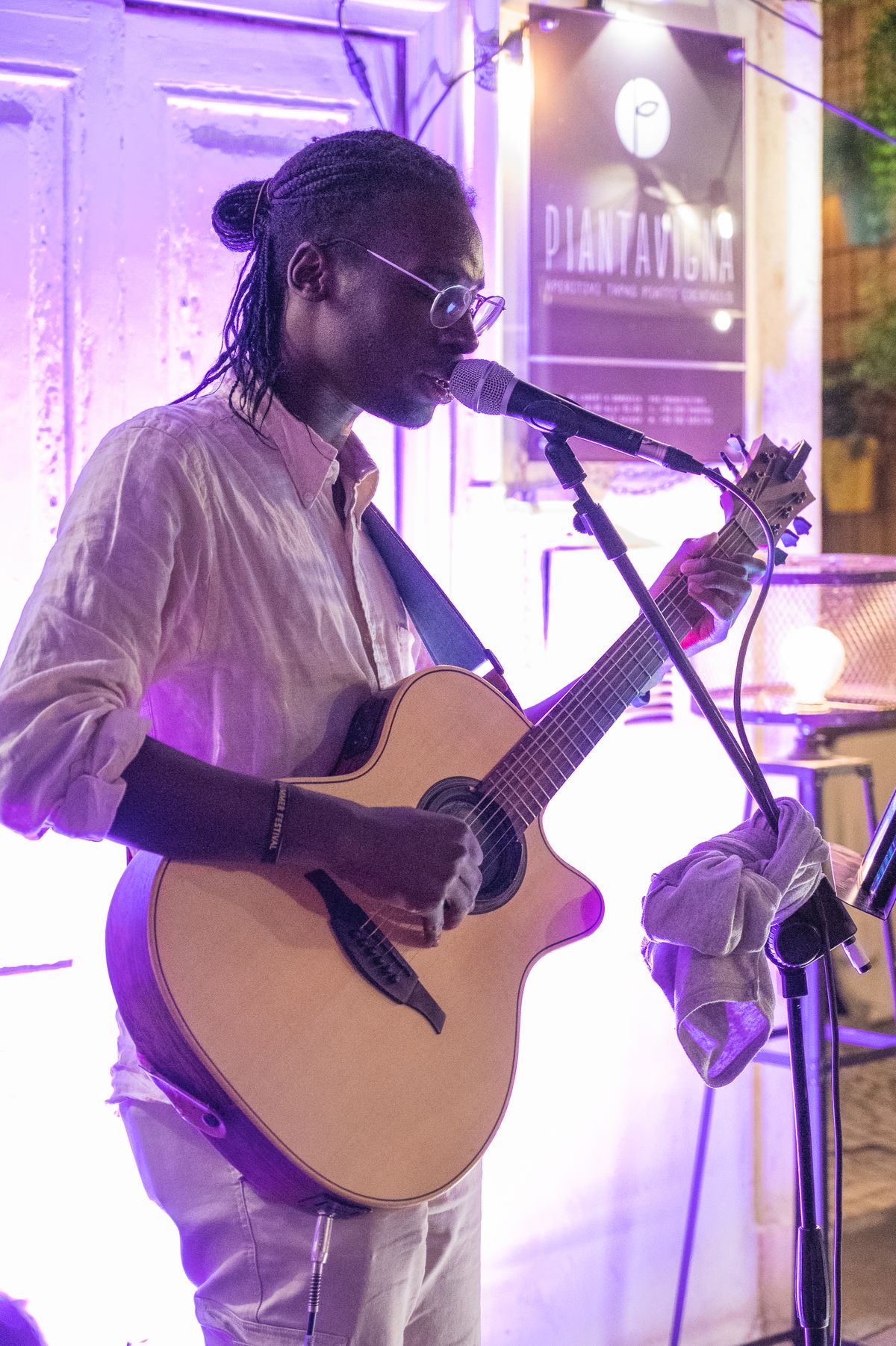 Musicien à la guitare et au micro — image d’ambiance